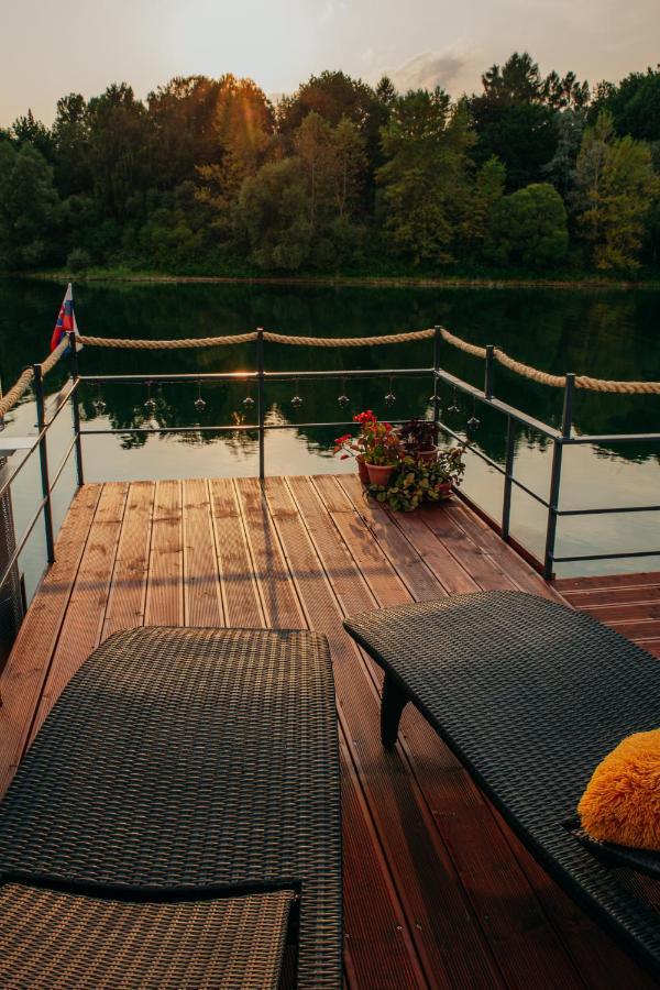 Hotel Aquachill Houseboat & Wellness Liptovský Trnovec Esterno foto