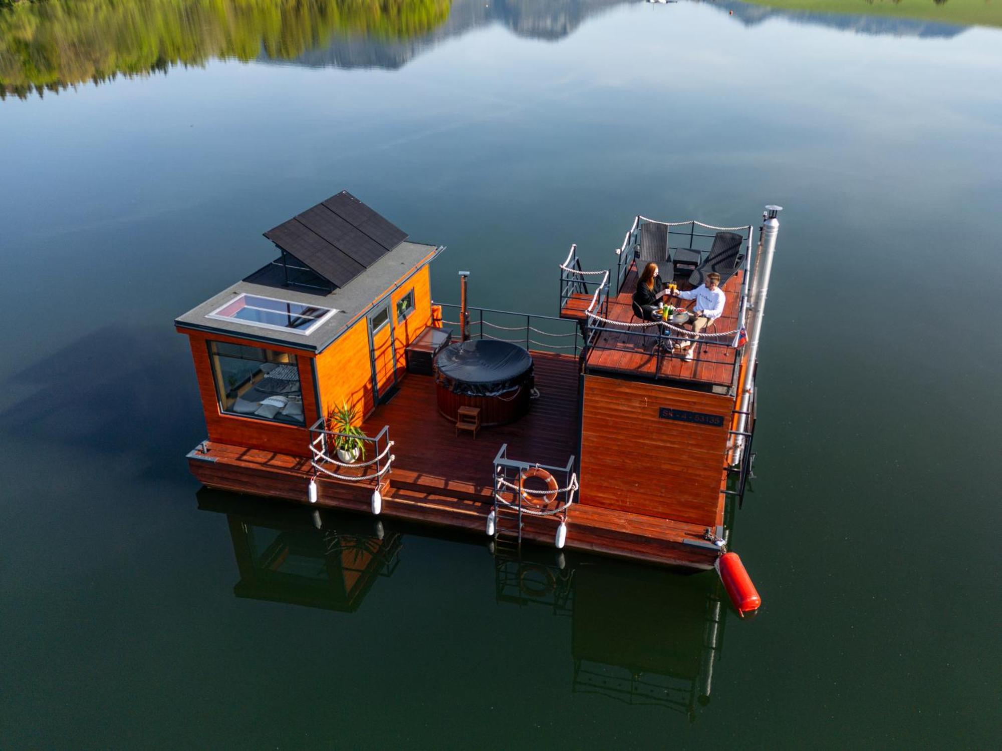 Hotel Aquachill Houseboat & Wellness Liptovský Trnovec Esterno foto