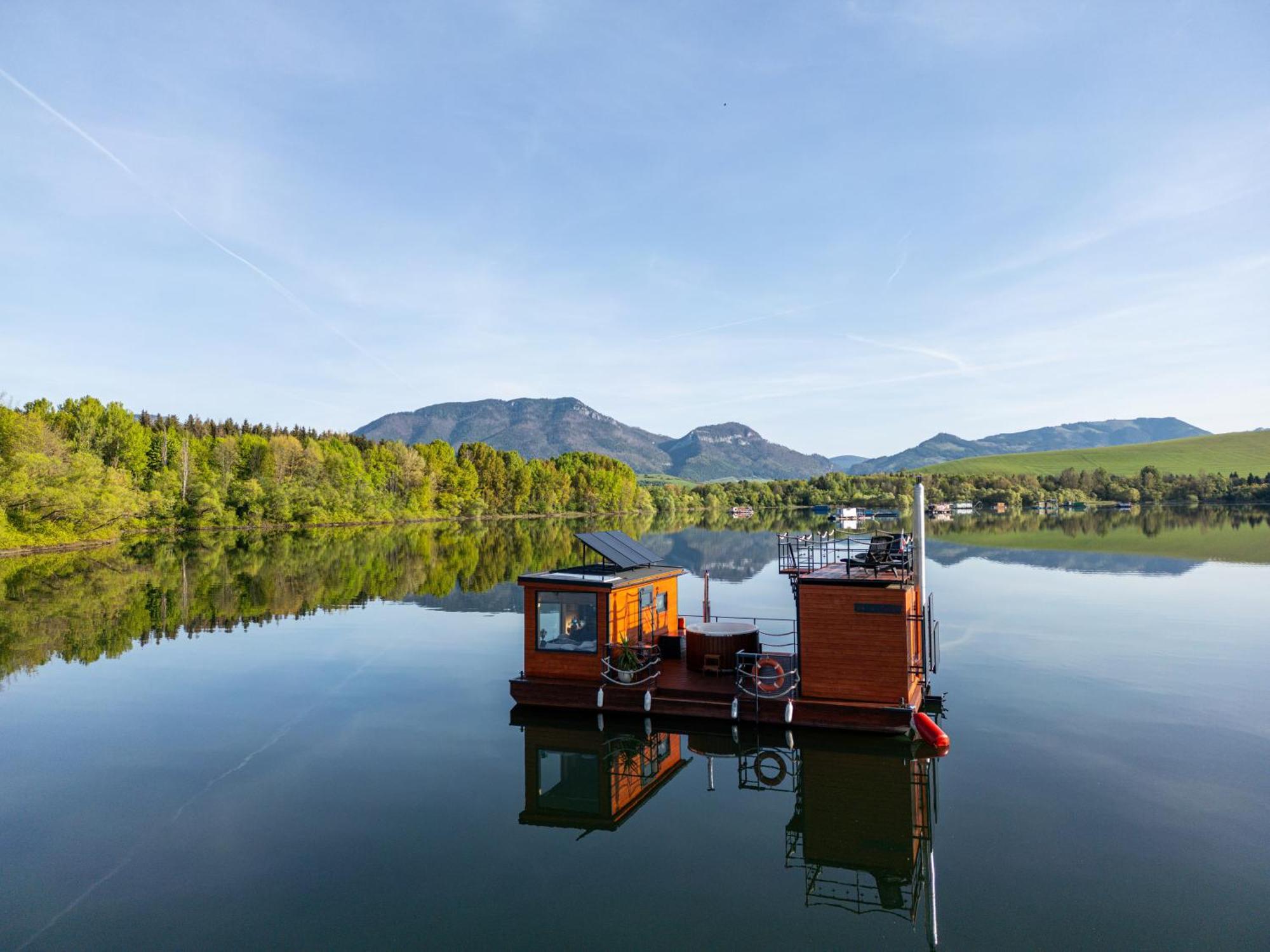 Hotel Aquachill Houseboat & Wellness Liptovský Trnovec Esterno foto
