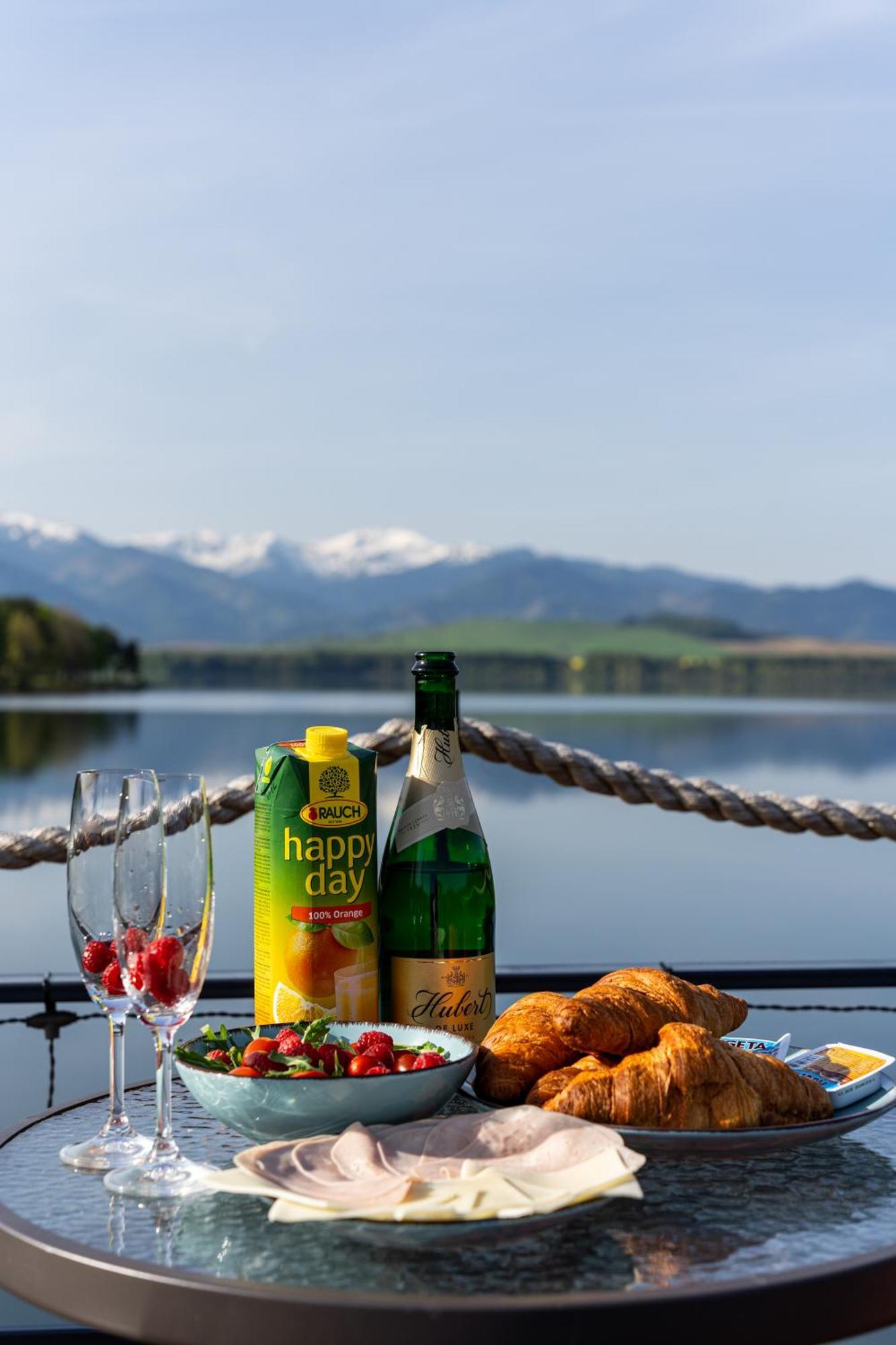 Hotel Aquachill Houseboat & Wellness Liptovský Trnovec Esterno foto