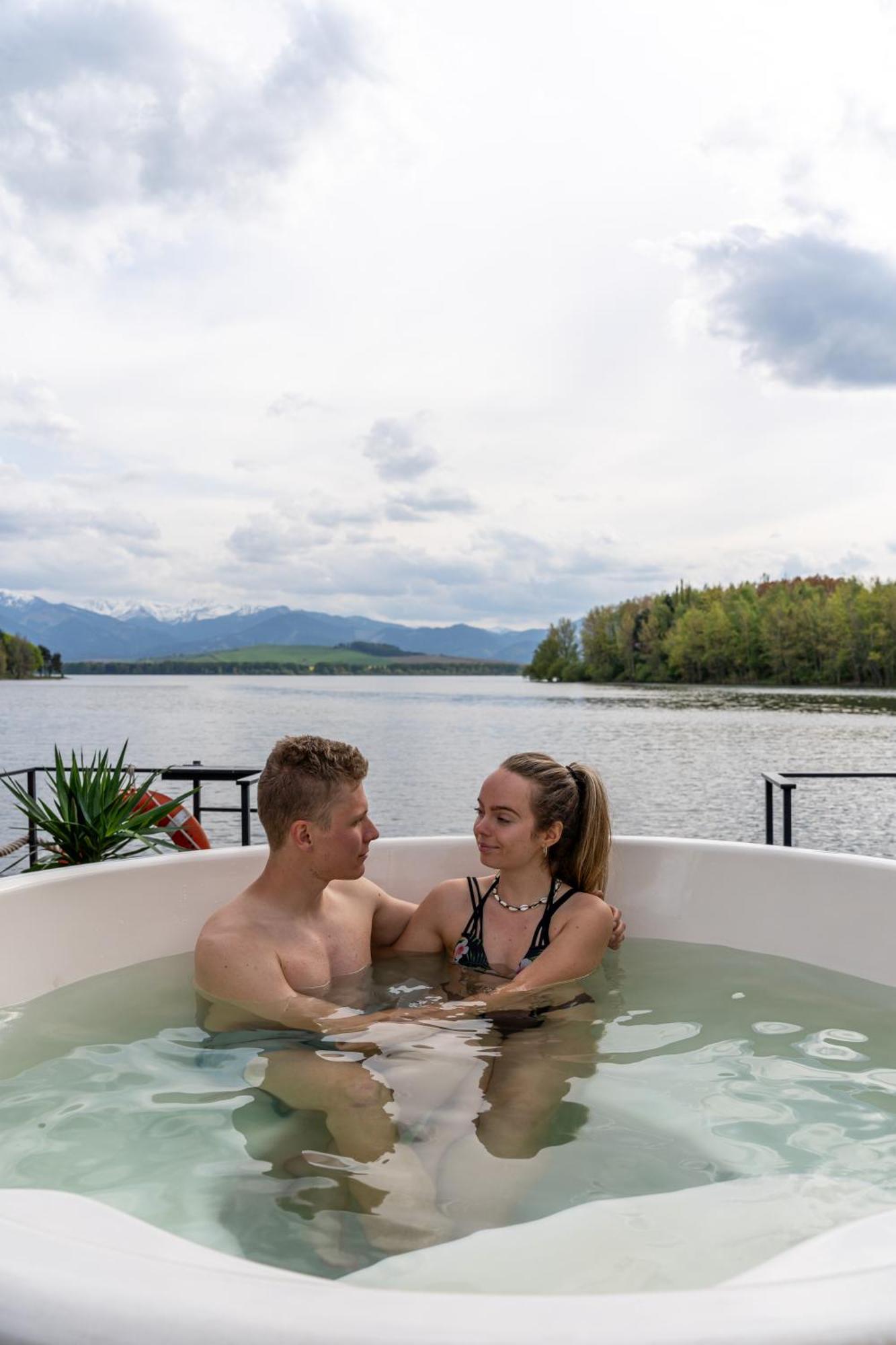 Hotel Aquachill Houseboat & Wellness Liptovský Trnovec Esterno foto
